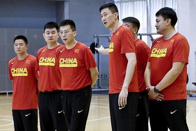 丹尼尔·克雷格穿着短裤,口子没有全系,露出性感“蛮腰”,他左手还提着一带薯片 瓜导DC新片《洛克中士》动态 丹尼尔·克雷格退出!