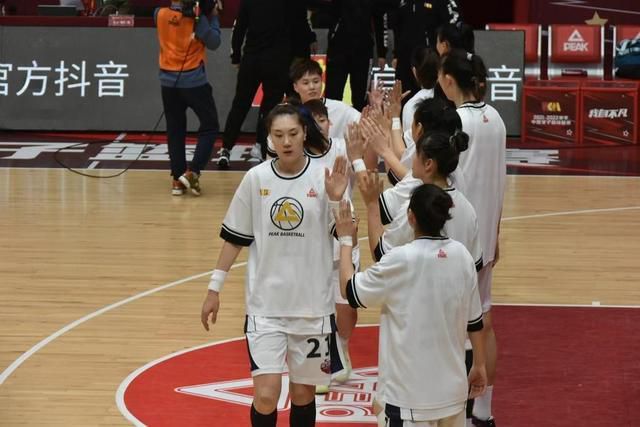 ”关键时刻，卡梅隆的果断决策一锤定音。