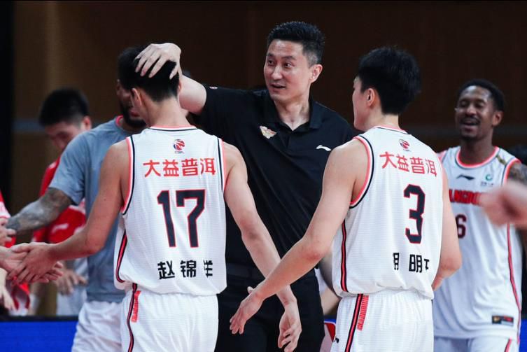 墨镜、耳钉搭配小胡子和十字架项链，酷劲 阿米尔·汗新片《印度暴徒》将映 选景横跨东南亚 2018-11-27 阿米尔·汗最新动作冒险大片《印度暴徒》即将于近期登陆中国各大影院，近日片方首度发布一支选景特辑，揭秘影片幕后制作的最大难点，如何选取具有代表性同时又符合电影奇崛大片气质的场景。