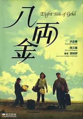 写真中，何洛洛身着浅蓝色休闲西装，内搭纯白设计感衬衫，缀以同色系渐变项链，展现满分时尚表现力。