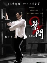 胡歌穿西装与自己蜡像合影 仿真度高眼角疤痕明显 2016-09-16 胡歌西装笔挺现身杜莎夫人蜡像馆为自己蜡像站台，他歪头与另一个自己合影，萌态十足。