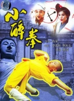 照片中，纹理松散的中长发、素色抹胸长裙衬托出她的无瑕肌肤和淡雅 确认！