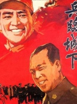 黑白照片中，小两口紧紧依偎在一起，海莉灿笑着亲吻着比伯的脸颊，比伯反戴着棒球帽，肆意灿笑，照片中洋溢着幸福的氛围。
