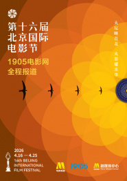 当天海瑟薇在家门口装上假的蜘蛛网和鬼魂玩偶，开起来是为马上要到的万圣节做准备。