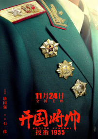 朱丽安·摩尔再凭《依然爱丽丝》获影后，她身穿美艳红裙，手捧奖杯，笑容灿烂。