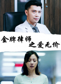 醉酒的潘粤明获同行的短发女子贴心搀扶，还为他披上外套并扶上车，照顾潘粤明的动作熟练且亲密。