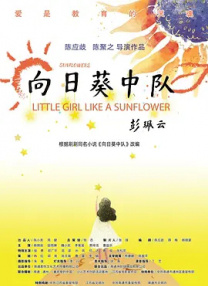 刘浩存在表演中，先用手捂住嘴努力克制情绪，随后逐渐失控，蹲下来捶打自己，表情与肢体动作精准地传达出角色内心的痛苦与挣扎。
